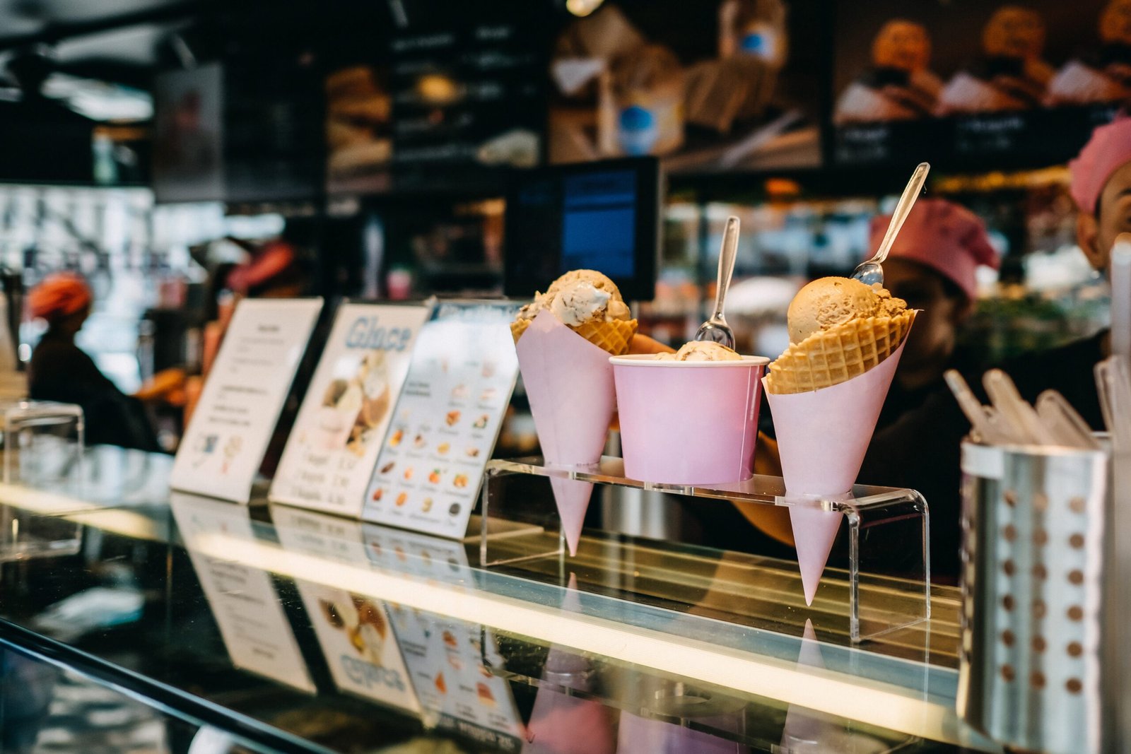 showcase-stand-with-ice-cream-cones